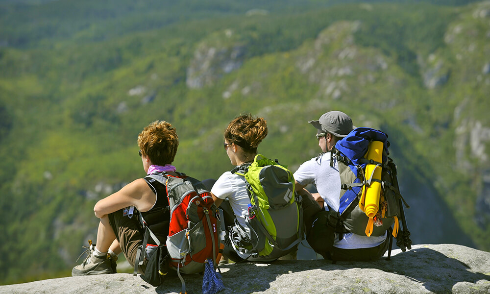 3 amis au sommet d'une montagne d'un parc national dans Charlevoix